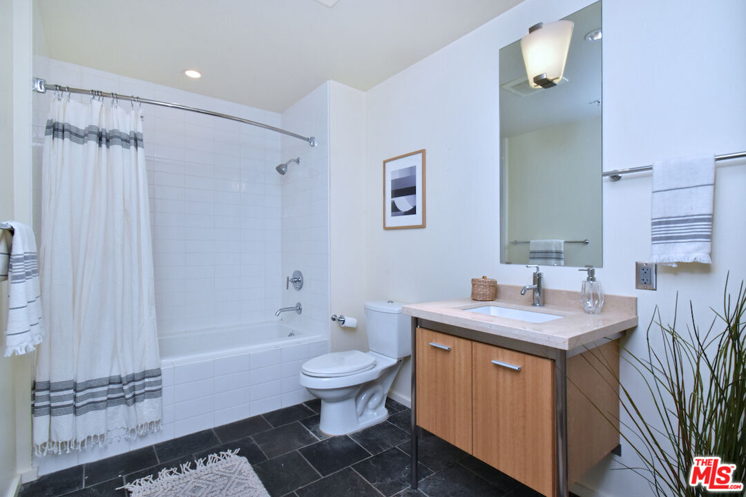 1155 S Grand Ave Unit: 915