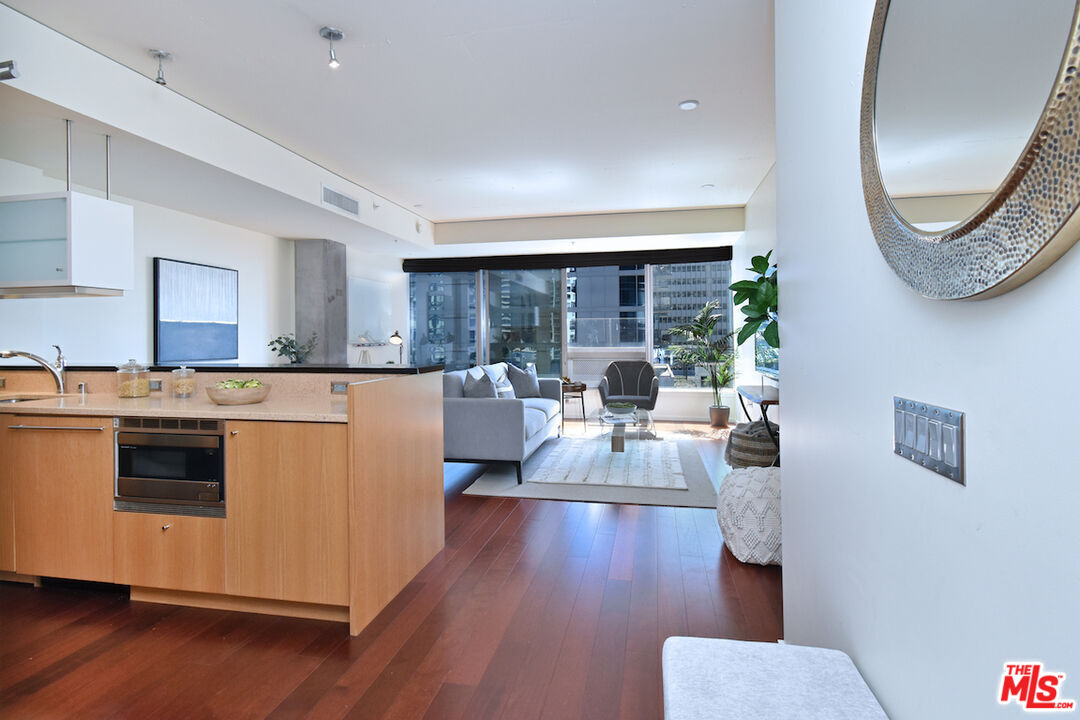 1155 S Grand Ave Unit: 915