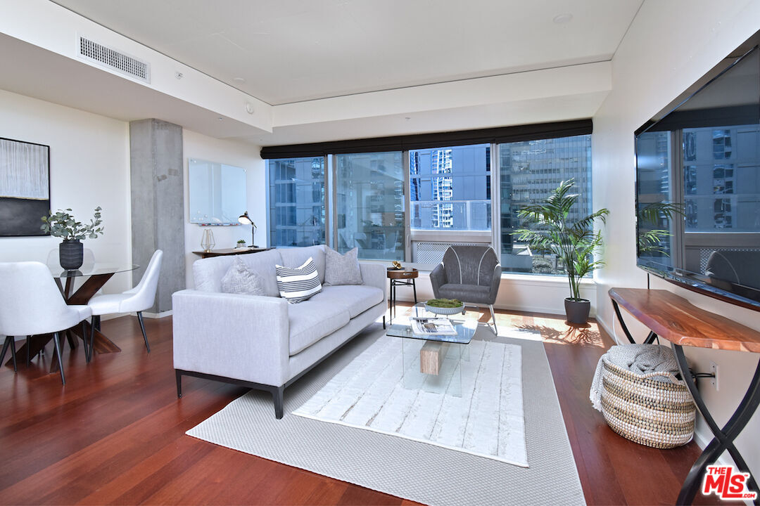 1155 S Grand Ave Unit: 915