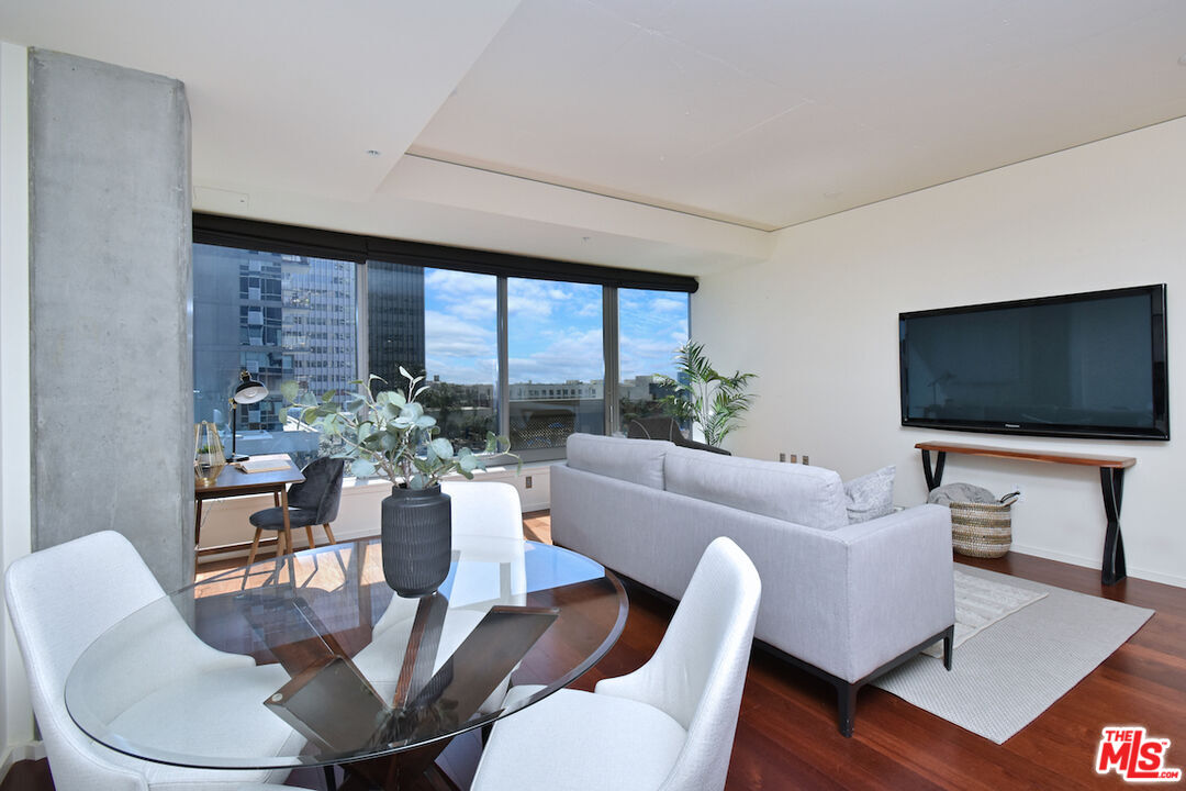 1155 S Grand Ave Unit: 915