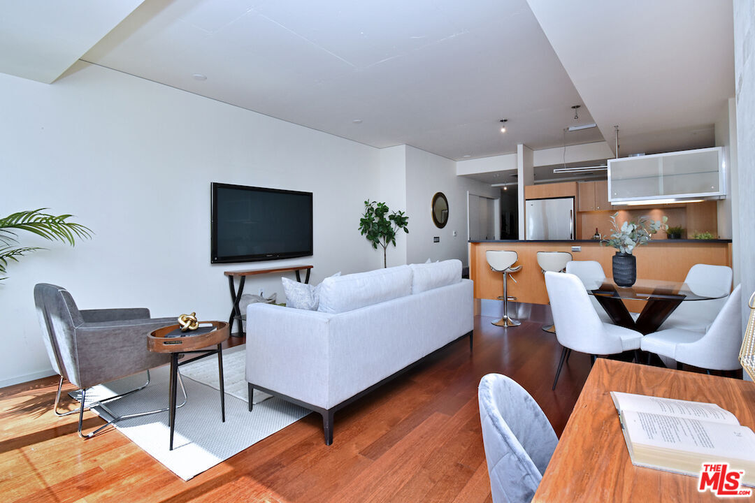 1155 S Grand Ave Unit: 915