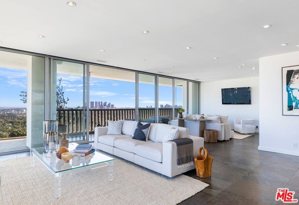 9255 Doheny Rd Unit: 1006