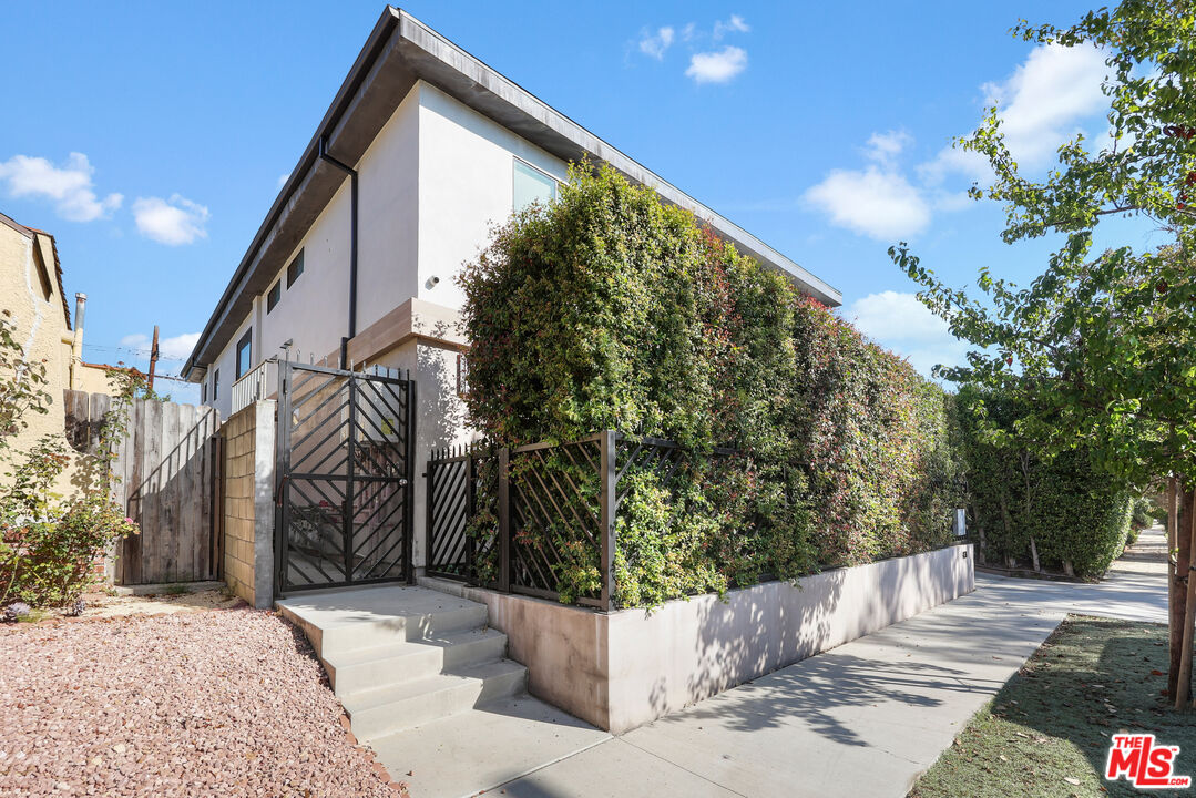 838 N Mansfield Ave Unit: 102