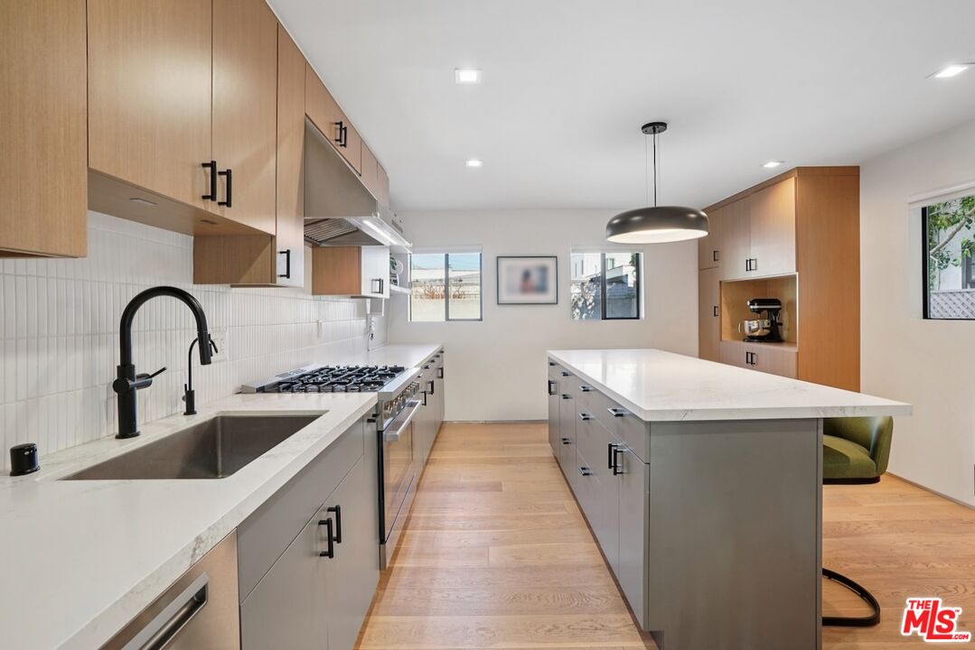 838 N Mansfield Ave Unit: 102