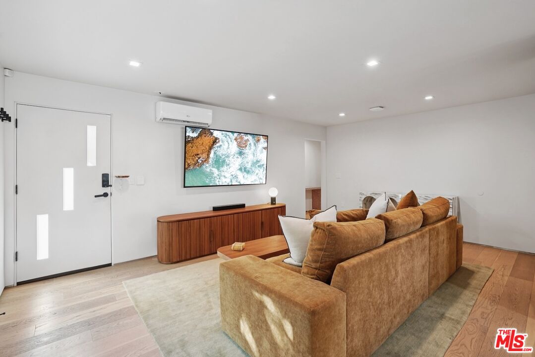 838 N Mansfield Ave Unit: 102