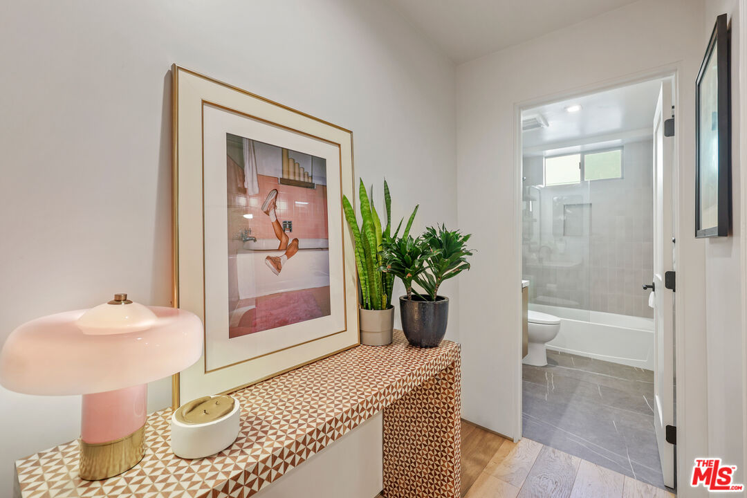 838 N Mansfield Ave Unit: 102