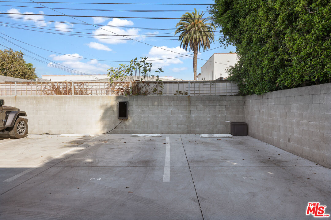 838 N Mansfield Ave Unit: 102