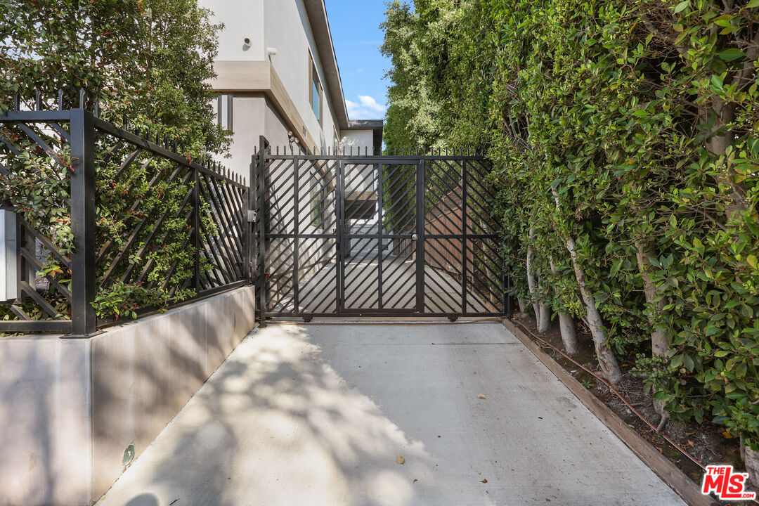 838 N Mansfield Ave Unit: 102