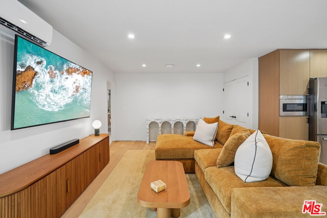 838 N Mansfield Ave Unit: 102