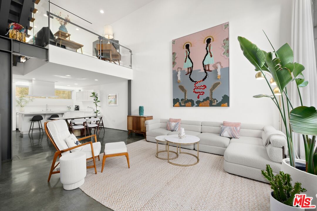 950 N Orange Grove Ave Unit: 2