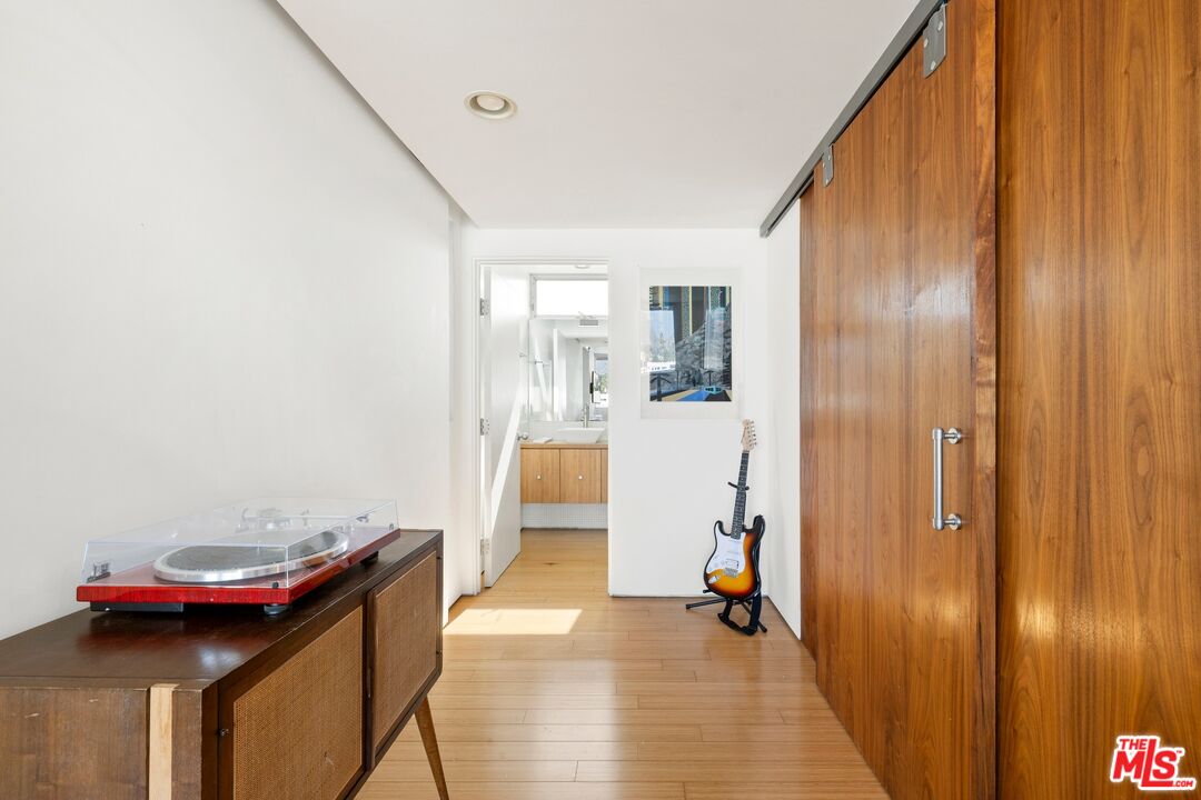 950 N Orange Grove Ave Unit: 2