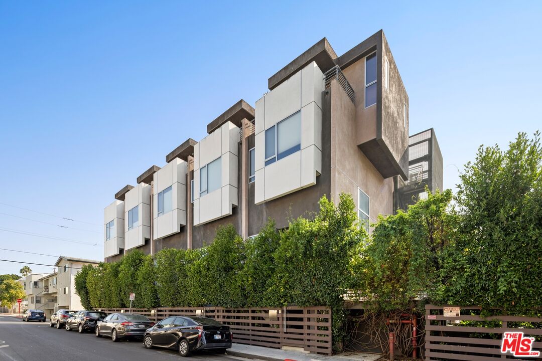 950 N Orange Grove Ave Unit: 2