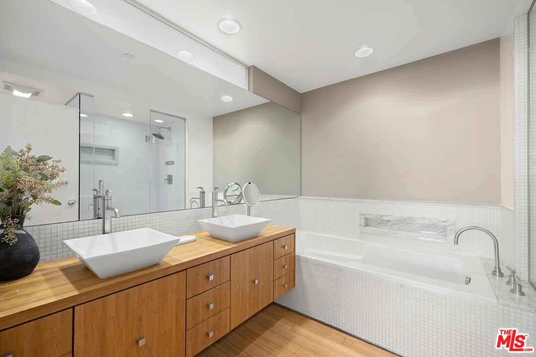 950 N Orange Grove Ave Unit: 2