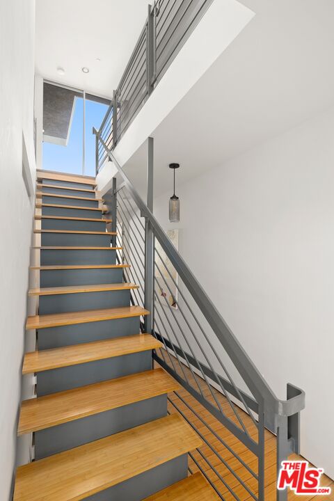 950 N Orange Grove Ave Unit: 2