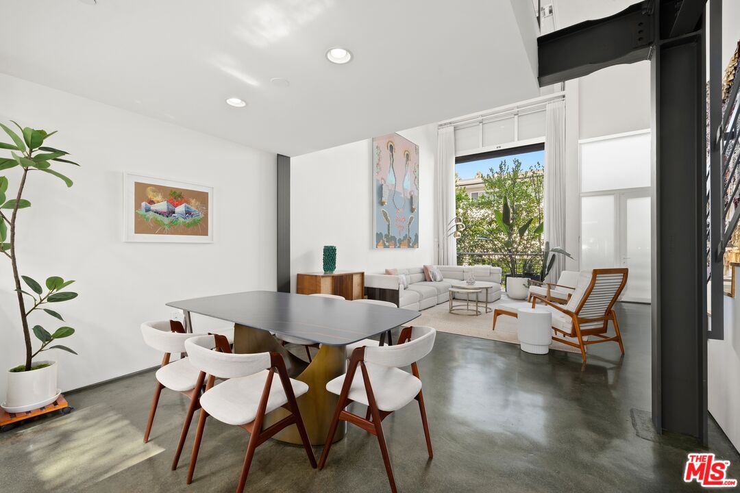 950 N Orange Grove Ave Unit: 2