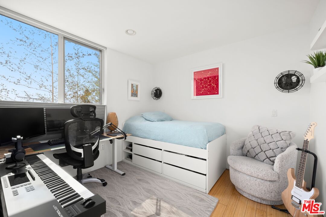 950 N Orange Grove Ave Unit: 2