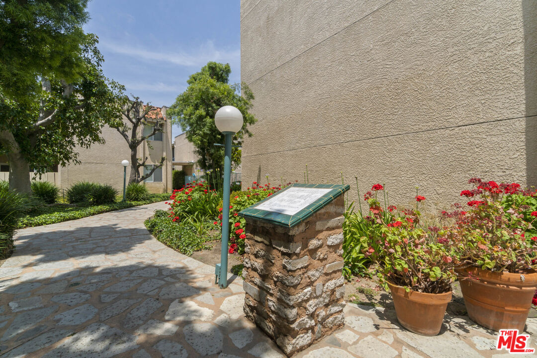 18307 Burbank Blvd Unit: 325