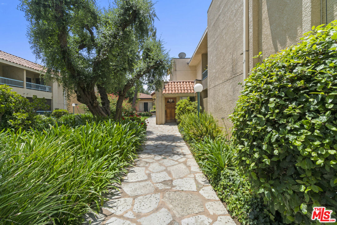 18307 Burbank Blvd Unit: 325