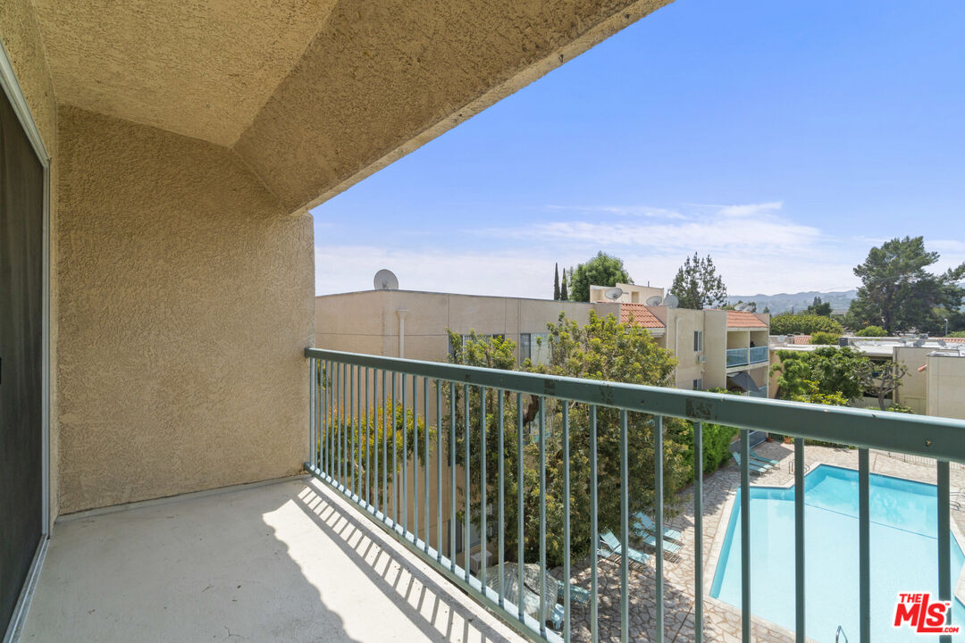 18307 Burbank Blvd Unit: 325