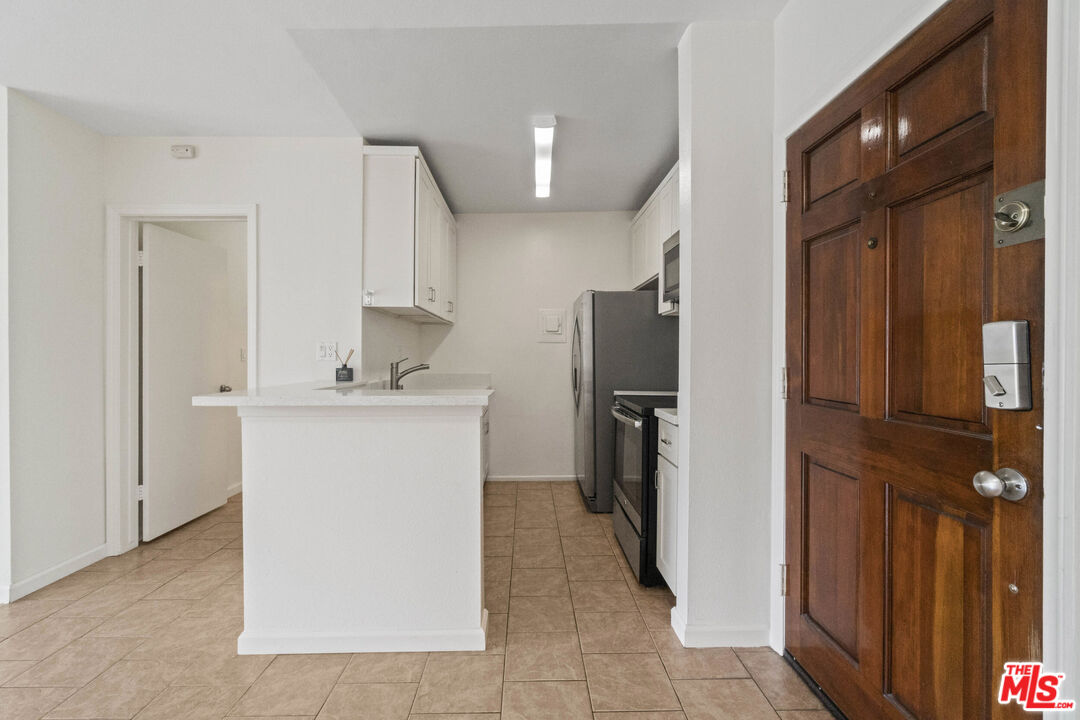 18307 Burbank Blvd Unit: 325