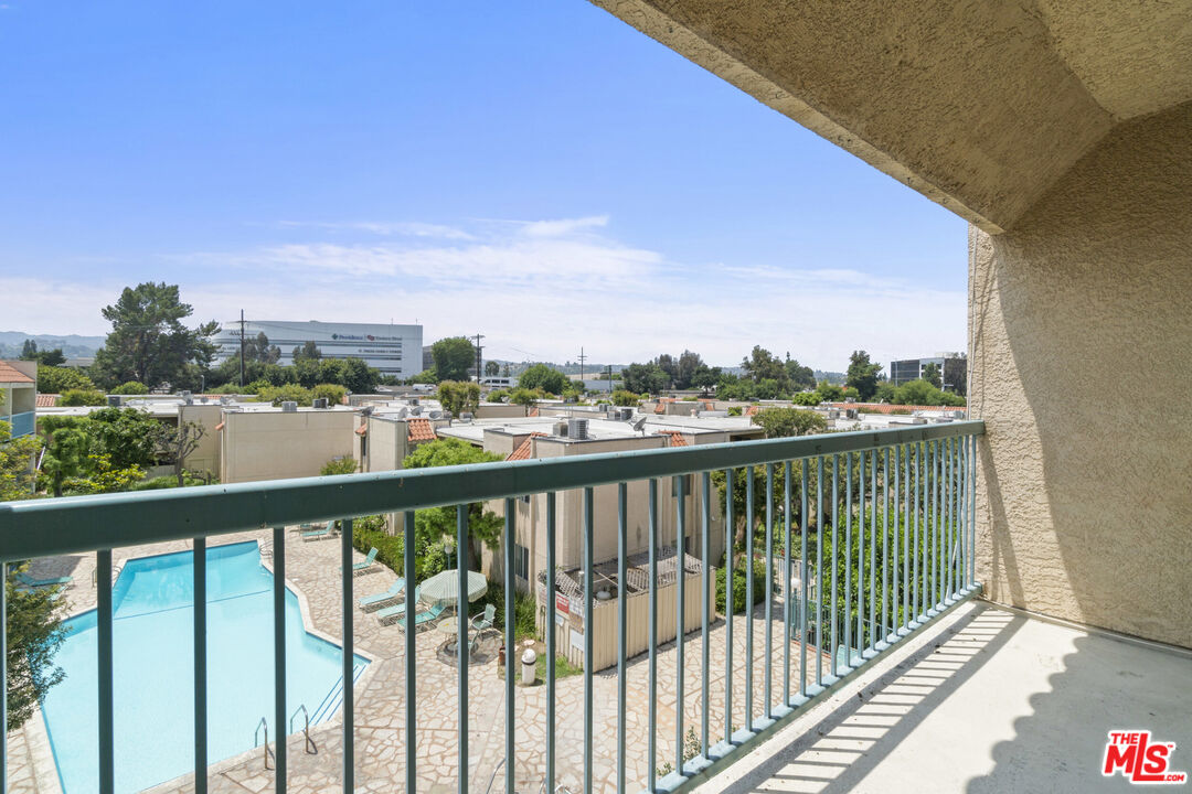 18307 Burbank Blvd Unit: 325