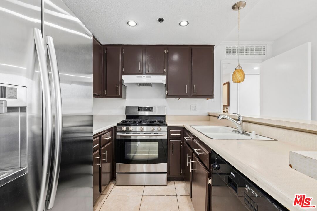 5143 Bakman Ave Unit: 406