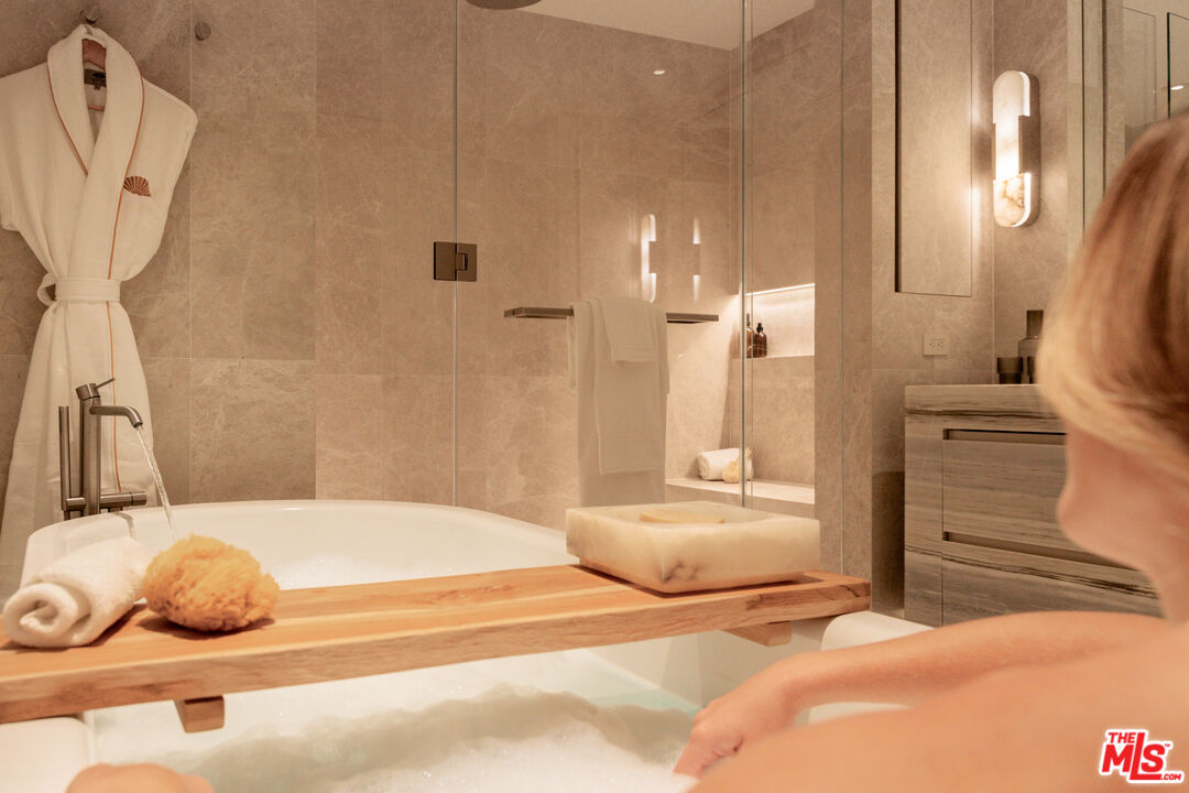 9200 Wilshire Blvd Unit: 305E