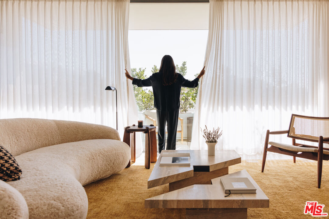 9200 Wilshire Blvd Unit: 305E