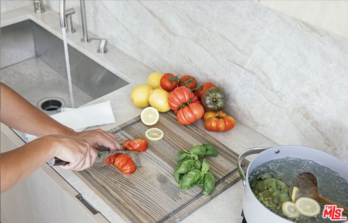 9200 Wilshire Blvd Unit: 404E