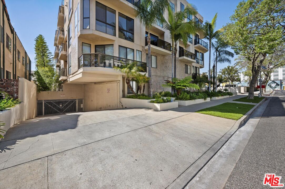 121 S Canon Dr Unit: PH 401