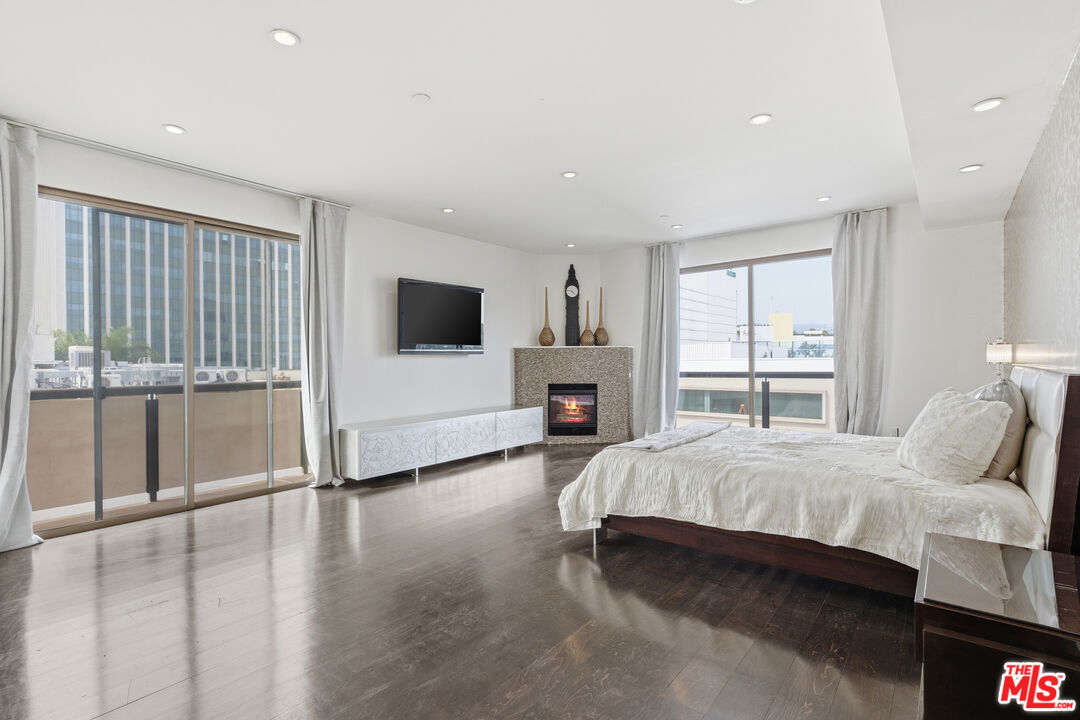 121 S Canon Dr Unit: PH 401