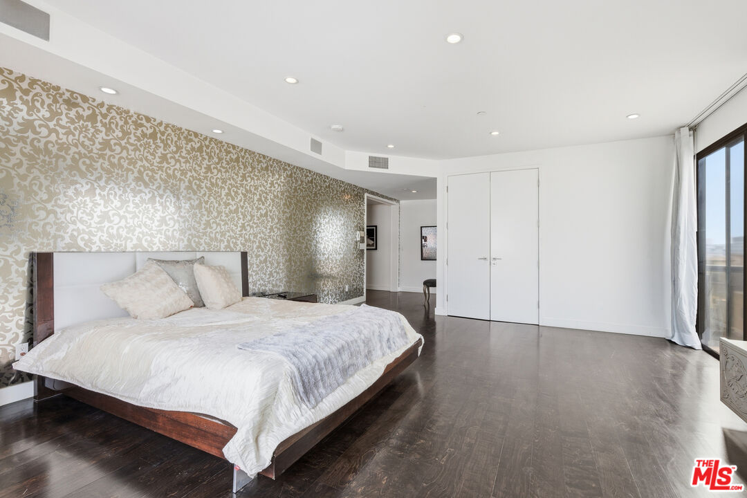 121 S Canon Dr Unit: PH 401