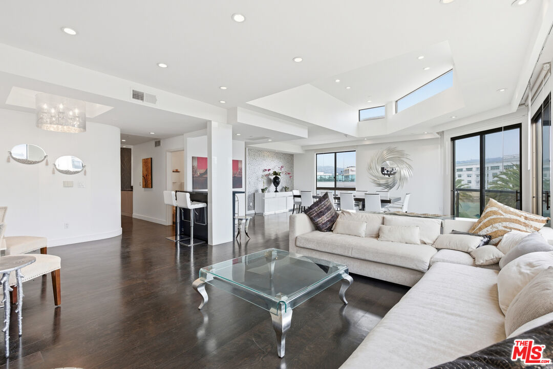 121 S Canon Dr Unit: PH 401