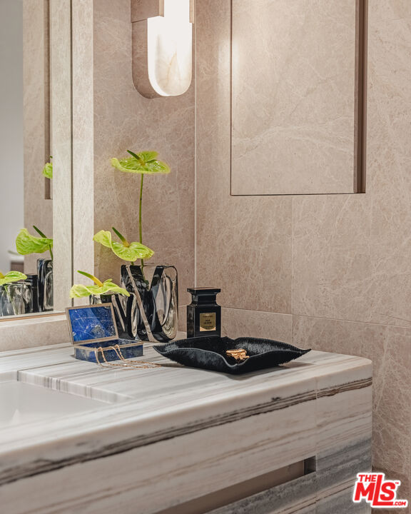 9200 Wilshire Blvd Unit: 206E