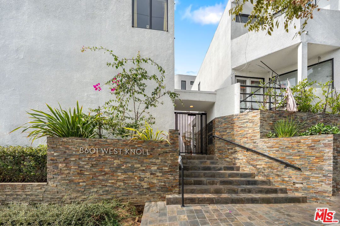 8601 W West Knoll Dr Unit: 5