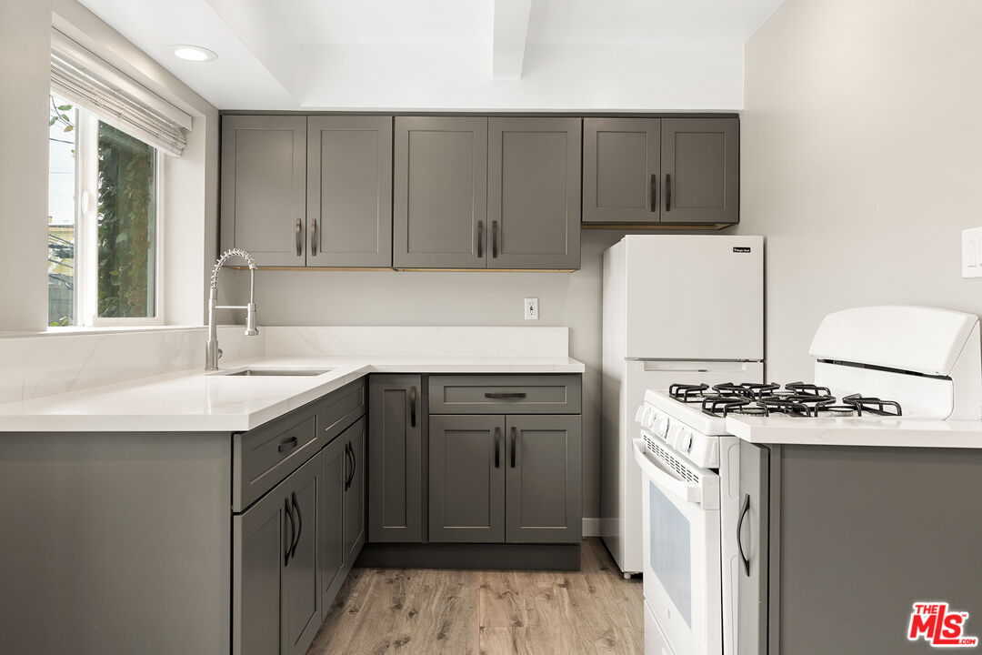 6768 Lexington Ave Unit: 10