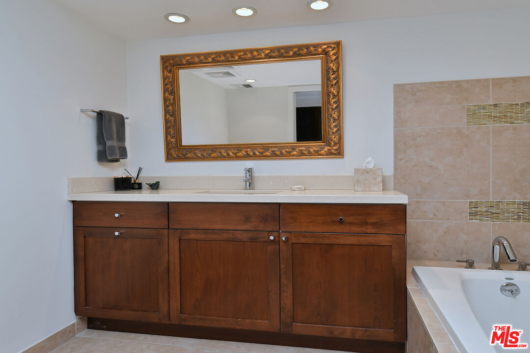 851 N Kings Rd Unit: 310