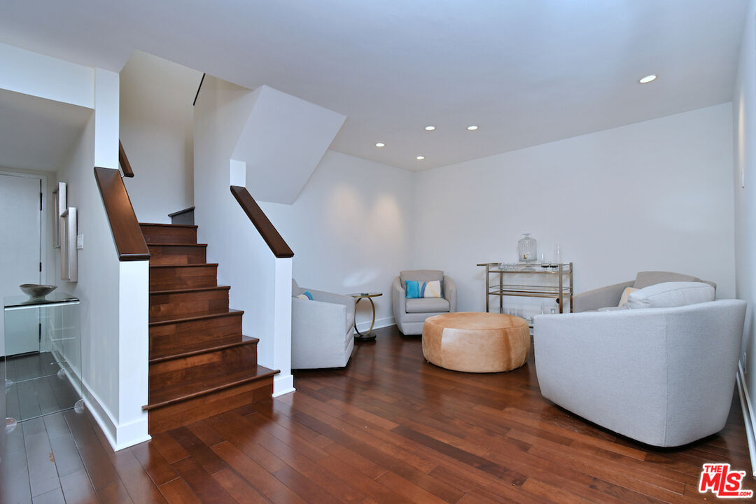 851 N Kings Rd Unit: 310