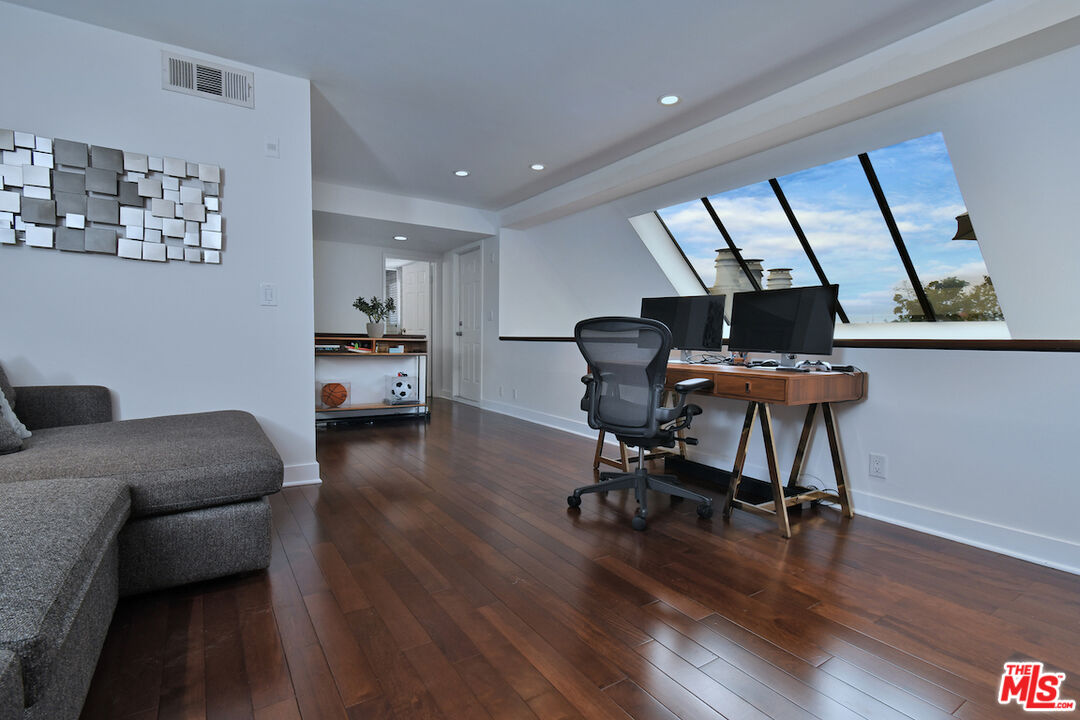 851 N Kings Rd Unit: 310