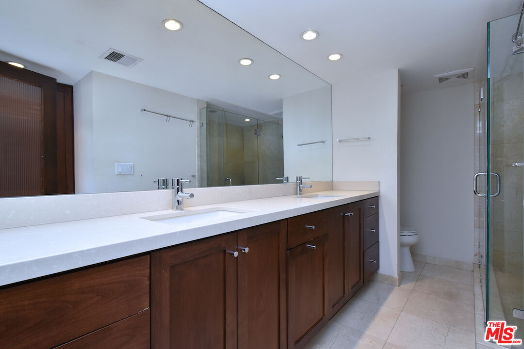 851 N Kings Rd Unit: 310