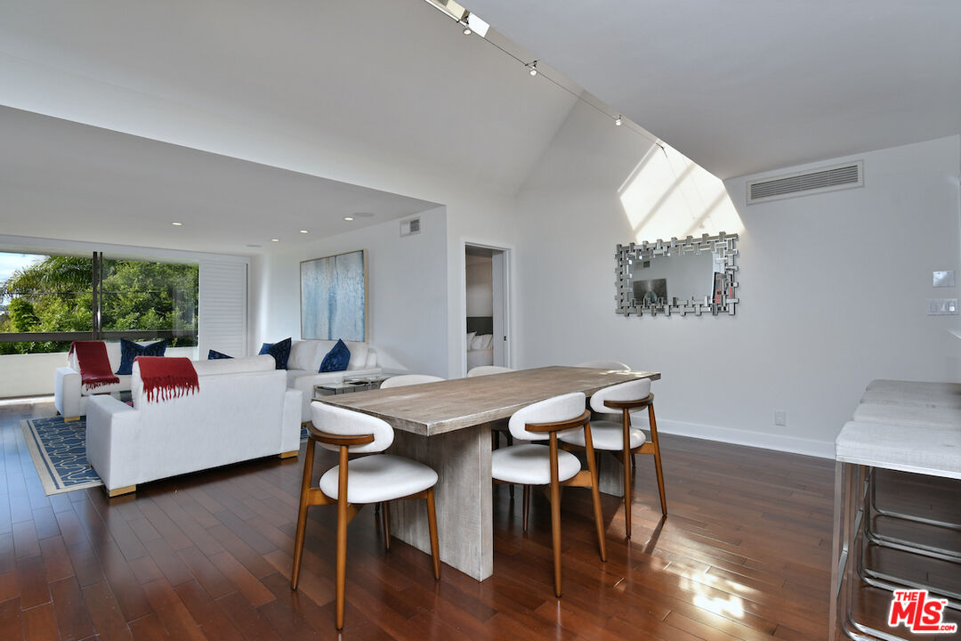 851 N Kings Rd Unit: 310