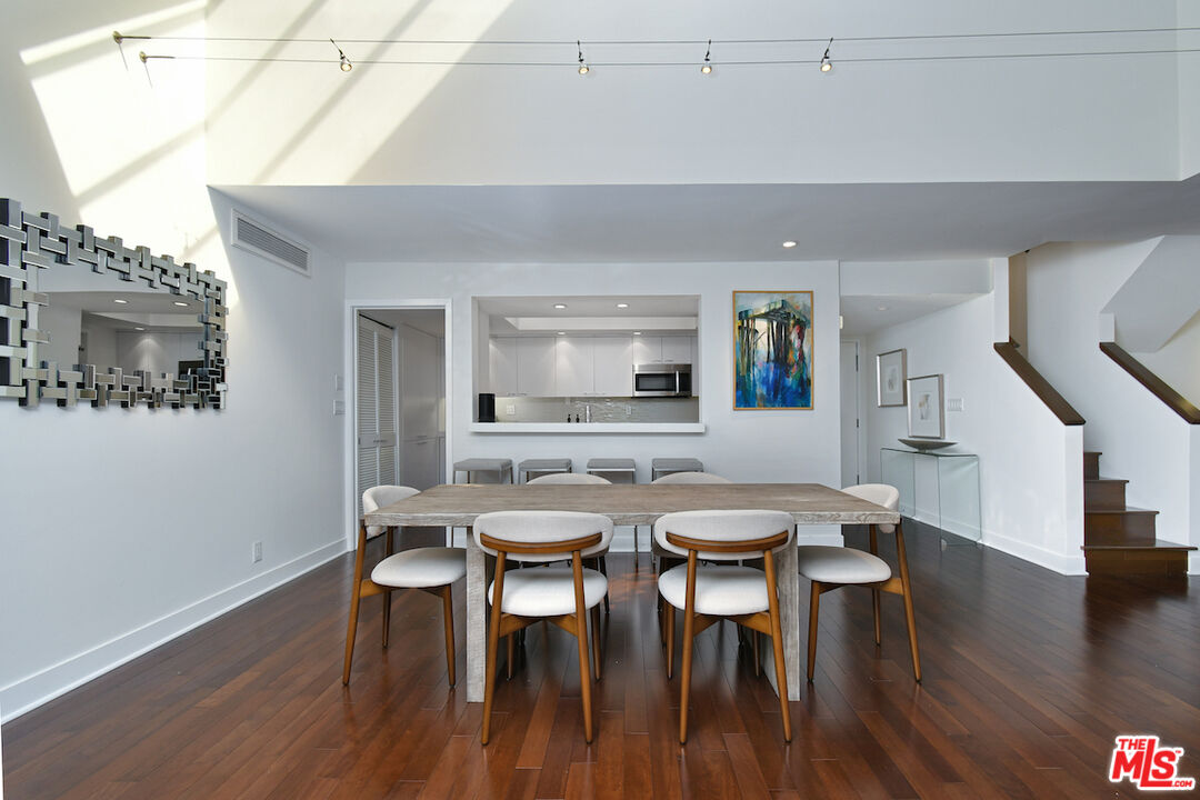 851 N Kings Rd Unit: 310