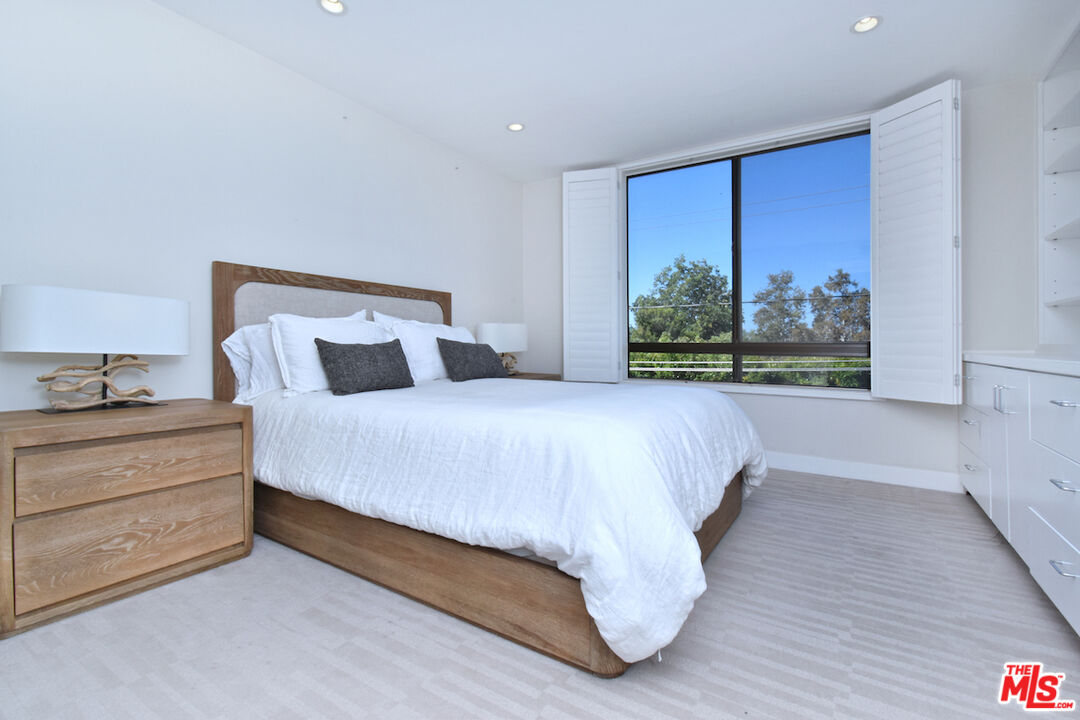 851 N Kings Rd Unit: 310