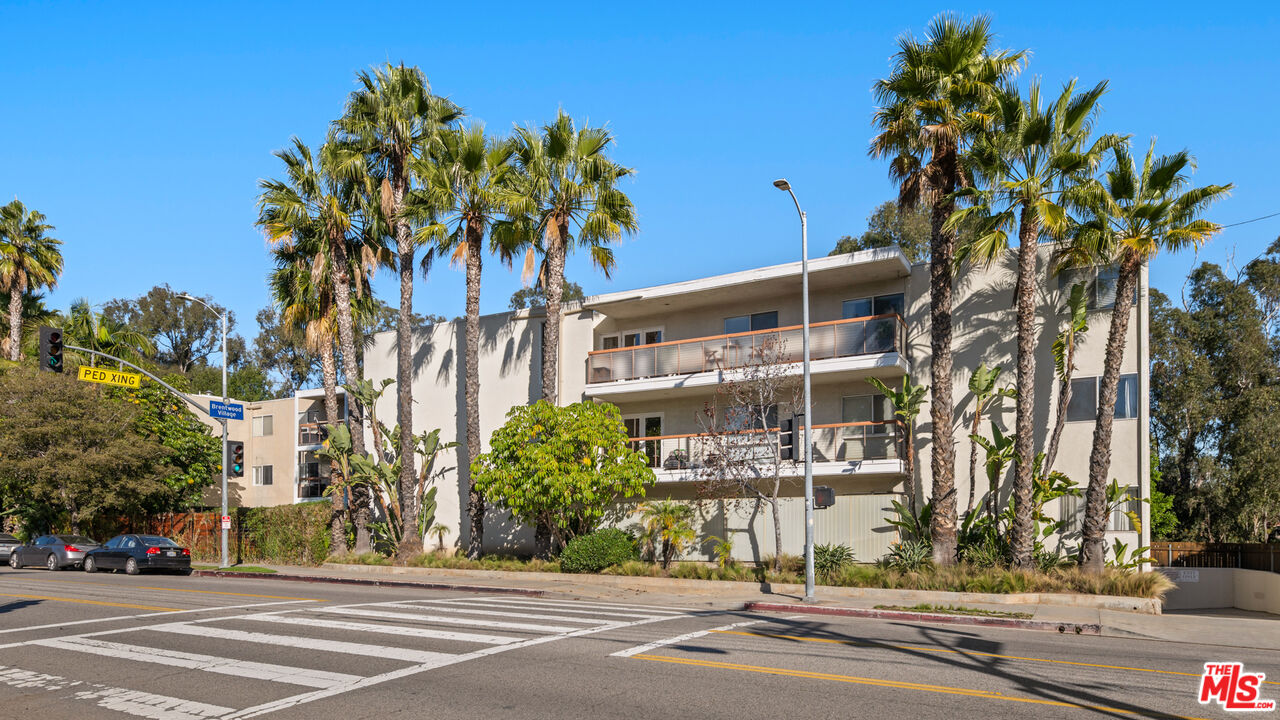 330 S Barrington Ave Unit: 307