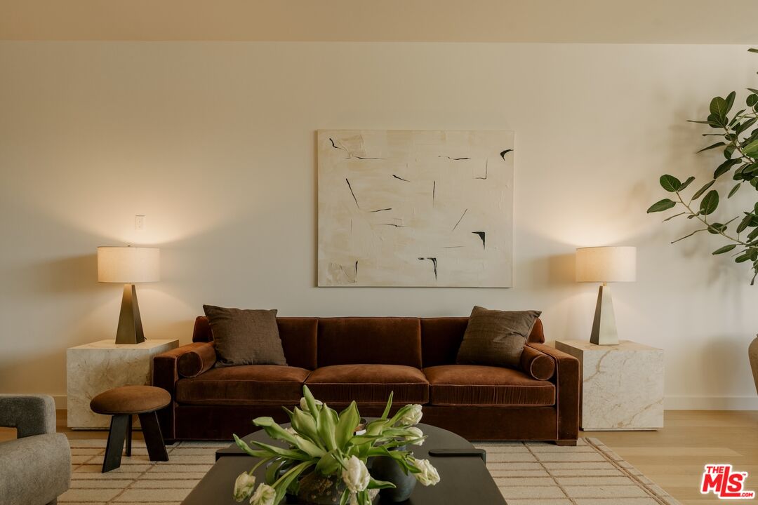 702 N Doheny Dr Unit: 101