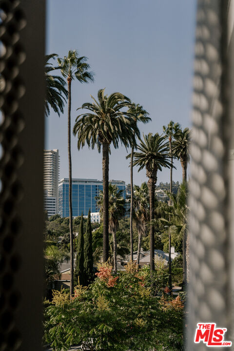 702 N Doheny Dr Unit: 302