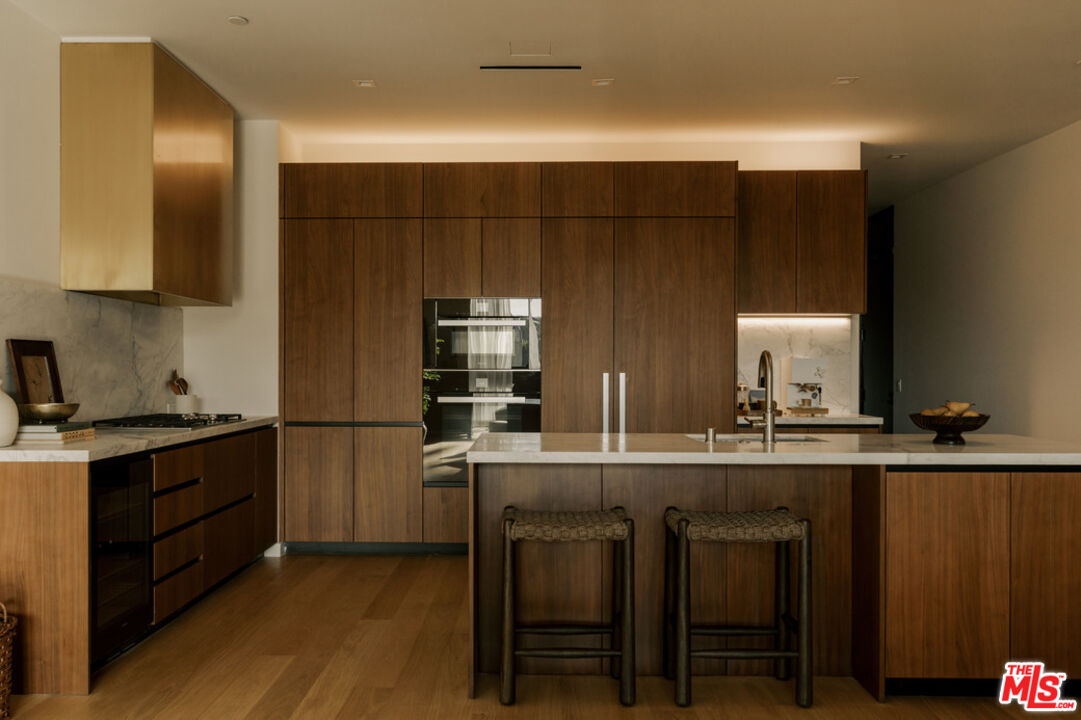 702 N Doheny Dr Unit: 302