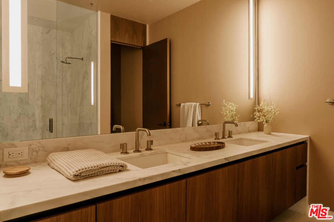 702 N Doheny Dr Unit: 302