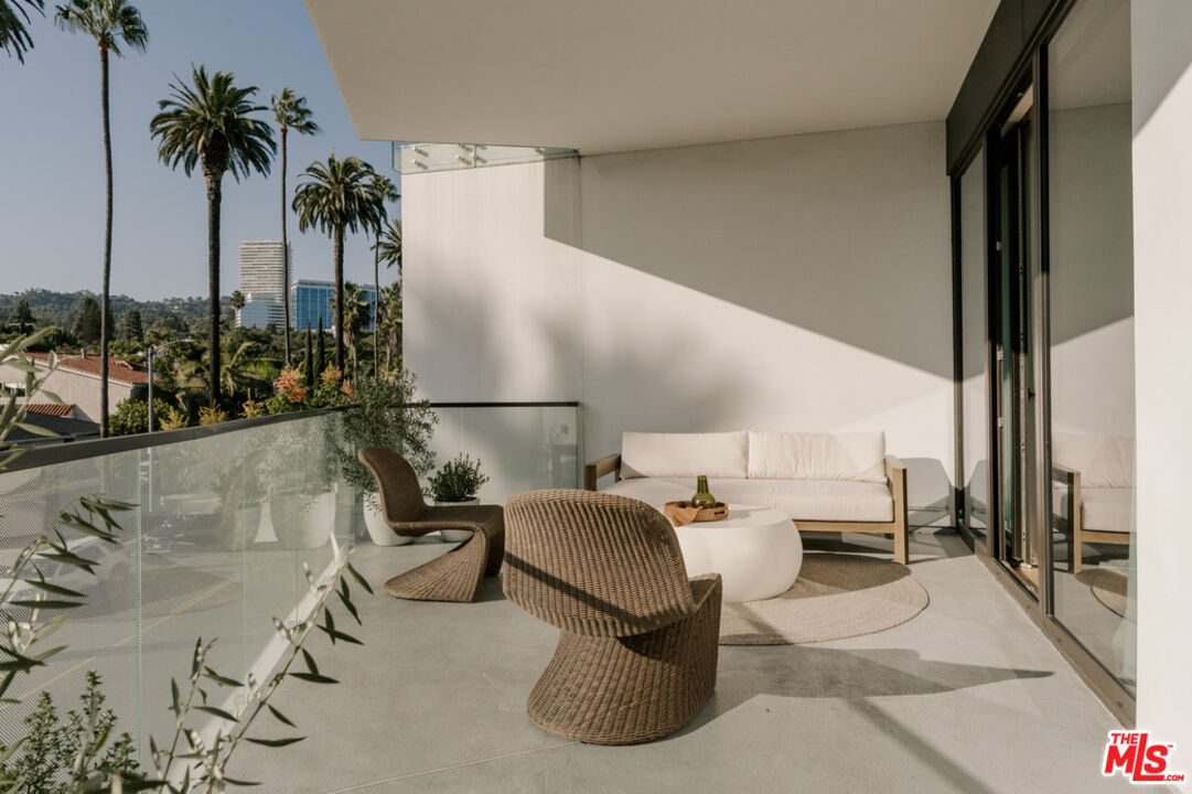 702 N Doheny Dr Unit: 302