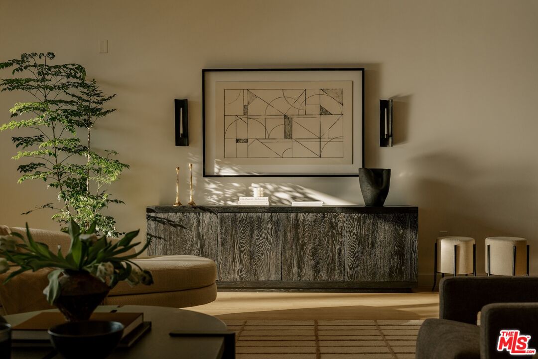 702 N Doheny Dr Unit: 302